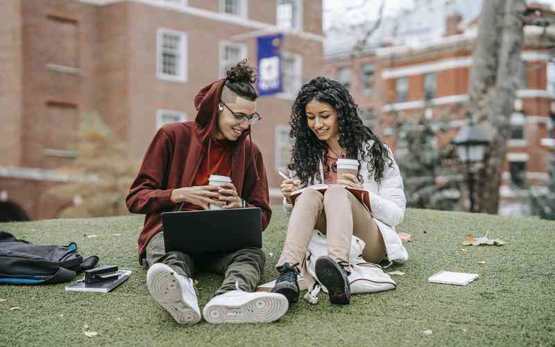 如何在WordPress中实现视频背景的自动播放